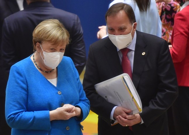 Tysklands förbundskansler Angela Merkel och Sveriges statsminister Stefan Löfven bär munskydd i samband med EU-toppmötet i Bryssel.