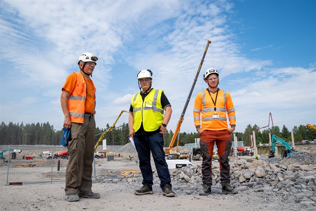 Peabs Markku Saari, ansvarig byggmästare, Mika Ahopelto, arbetschef och Juha Erving, arbetsledare säger att bygget framskrider som det ska.