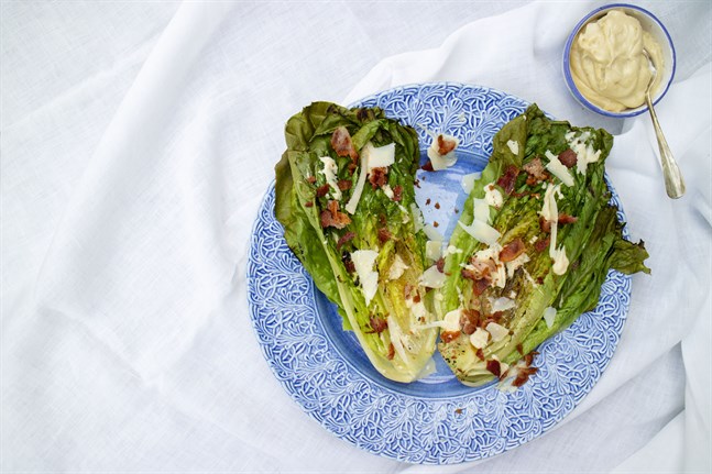 Ta din caesarsallad till en ny nivå genom att grilla romansalladen.