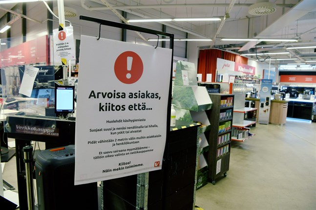 Coronaviruset har inte tappat intresset för oss människor, påminner Joakim Strand. Skylten som uppmanar till god handhygien finns i Verkkokauppa på Busholmen i Helsingfors.