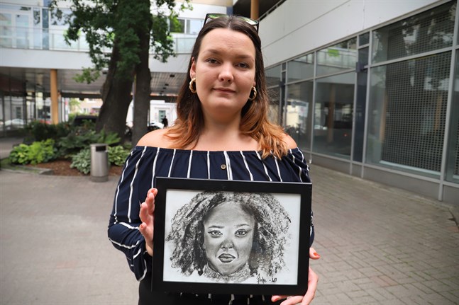 Jennie Stolpe har fått rita av människor från olika delar av världen. De skickar ett foto och hon ritar. "För mig var det en ära att de ville bli avritade."