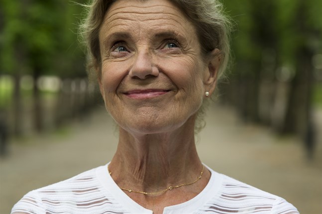 Stina Ekblad tänker ofta på döden, men att tänka på döden betyder inte att man behöver vara någon dyster gök, enligt henne. – Jag ser väldigt lätt och ljust på världen. Jag skrattar mycket, säger hon.