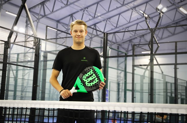 Oscar Strandback är områdesansvarig för ProPadel Finland. Enligt honom är många nyfikna på racketsporten som nu kan spelas i Smedsby.