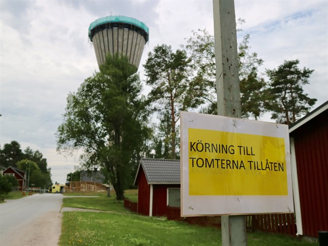 Gatorna kring vattentornet hålls fortsättningsvis avstängda tills arbetet är slutfört och ställningarna monterats ner.