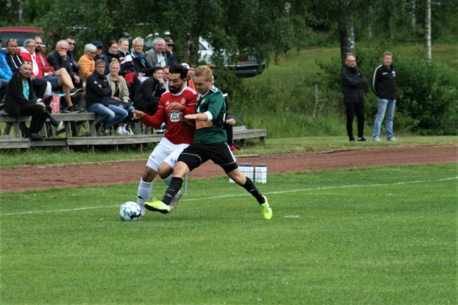Det var mycket närkamper då Kaskö IK och Sundom IF möttes i Kaskö. Här är det hemmalagets Vanja Pobor som tar emot gästernas Rasmus Vikström.