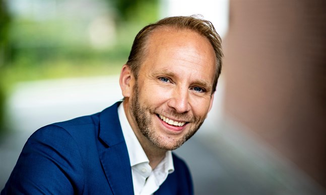 Erik-André Hvidsten är ute med en ny låt i samarbete med bland andra Thomas Enroth och andra österbottniska musiker.