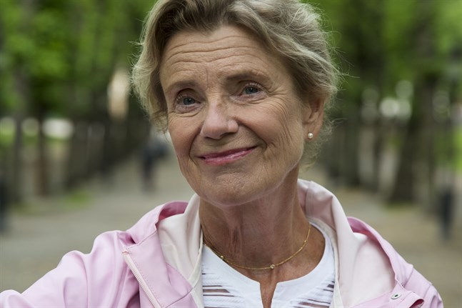Stina Ekblad tar avstamp i barndomens Svenskösterbotten i sin livberättelse. Men fokus i hennes memoarer ligger inte på yttre händelser eller självbiografiska fakta utan på det inre, på existentiella frågor och konstens förbindelse med dem