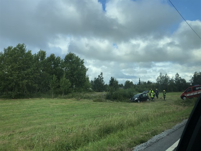 En personbil körde av vägen i Molpe i Korsnäs.
