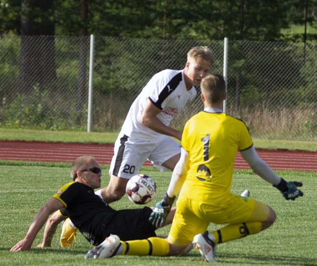 Johannes Karf i NIK-målet gjorde många bra räddningar.