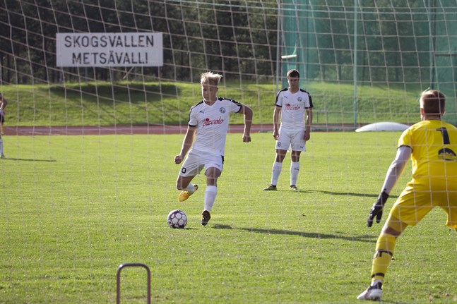 Kasperi Polvilampi, här med ett straffmål mot NIK på Skogsvallen, gjorde matchen enda mål när VPS Akatemia mötte Sääripotku.