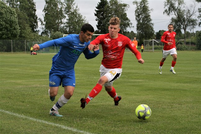 Norrvalla körde över Sporting i Lappfjärd. Här tar sig Shkelqim Xhosa förbi Richard Lövholm.