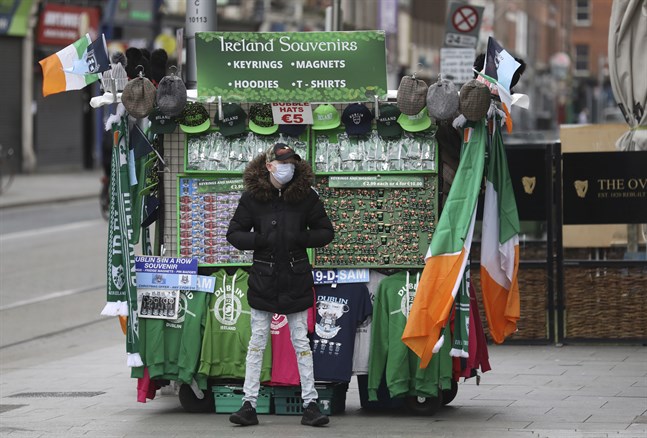 En souvenirförsäljare väntar på kunder i centrala Dublin i mitten av mars. Nu lättar Irland på sina reserestriktioner för 15 länder och områden i Europa.
