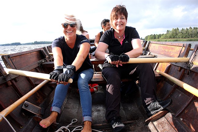 Carola Bäckström och Maria Norrgård är två av de sju vännerna som ror ut med Petsmona en gång i veckan.