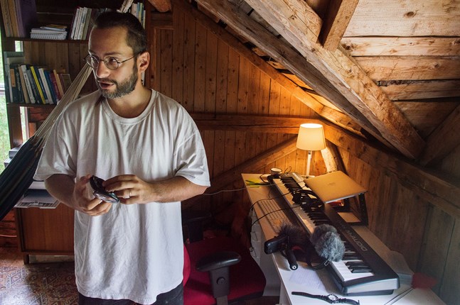 På en liten vind i Purmo produceras musik som når miljoner med människor på Spotify. Joseph Beg skapar ambient music som hjälper människor komma ner i varv.