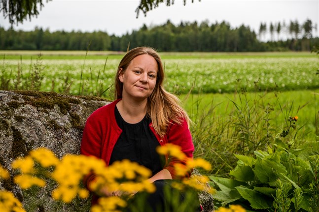 Lina Teir bjuder på egna visor och berättelser i föreställningen "I tregålin" som ges i hennes trädgård i Henriksdal. Trädgården har en central roll genom hela föreställningen.