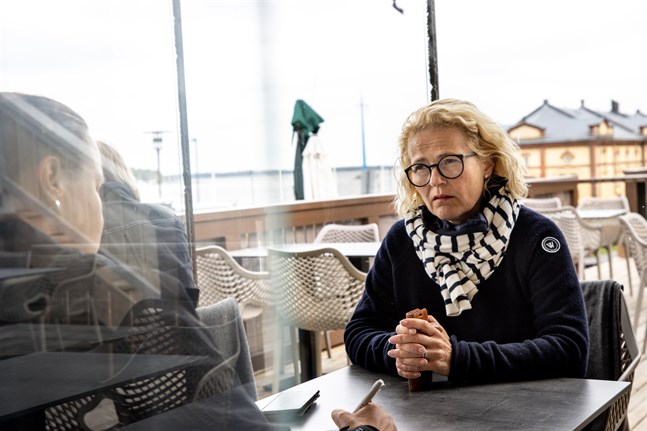 Miapetra Kumpula-Natri har isolerat sig på sitt hotellrum i Bryssel efter att ha testat positivt för coronaviruset.