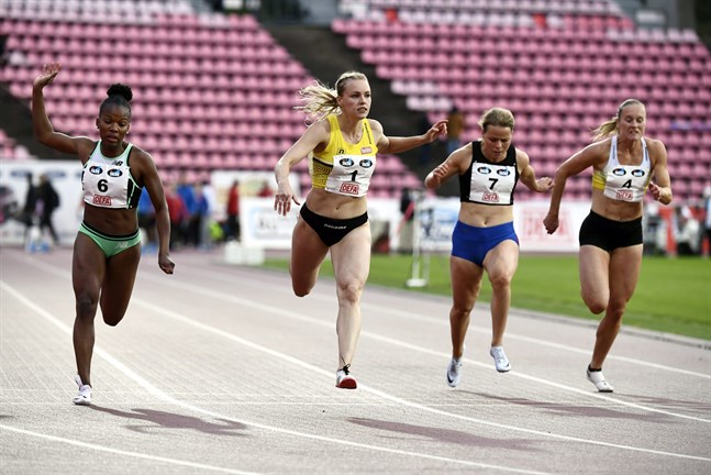 Anniina Kortetmaa, andra från vänster, vann damernas 100 meter vid Tematävlingarna i Tammerfors på torsdagskvällen. Anna Julin, längst till höger, var sexa med nytt sösongsbästa.