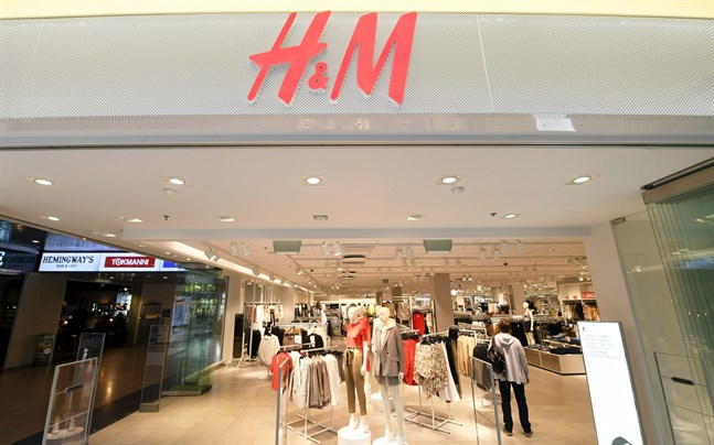 Klädkedjan H&M säger upp 50 anställda i Finland.