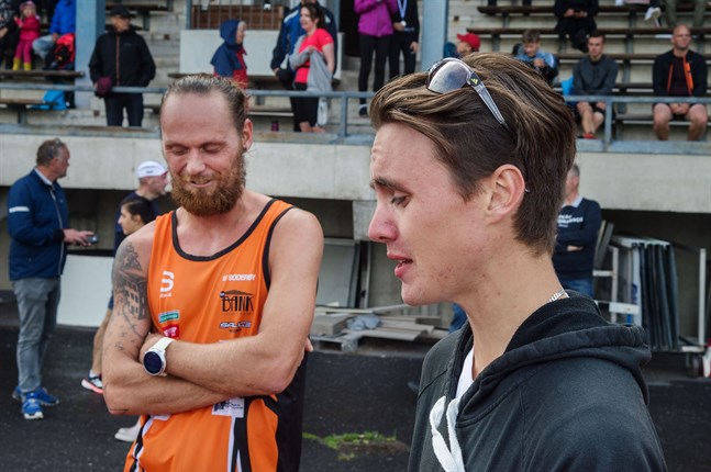 Björn Sandler vann Jakob halvmaraton i somras. Här i samtal med Kevin Sandell som vann 5 kilometer.