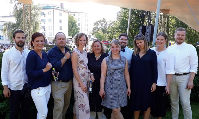 Mrs. Bighill Singers på öppningen av 2019 års Jakobs dagar. Från vänster i bild Anders Sjölind, Heidi Storbacka (ledare), Rasmus F Forsman, Rebecca KM Ekman, Sarah Tiainen, Sofie Björkholm, Mattias Björkholm, Fanny Sjölind, Daniela Strömsholm och Staffan Strömsholm.