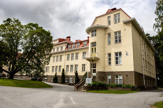 Som ett resultat av ledningens medvetna inbesparingar har vi nu en nedmonterad psykiatri som saknar tillräcklig avdelningsvård och öppenvård, skriver läkaren Mikael Finne i sitt svar till Per Hellman och Hans Frantz. Bilden visar sjukhusområdet i Roparnäs.