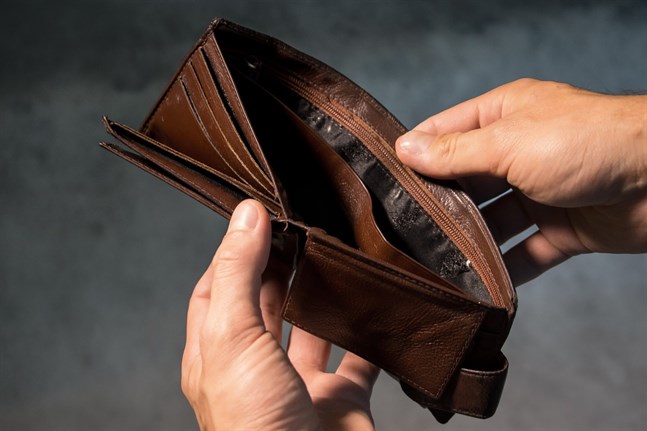 Allt fler löntagare i krisdrabbade branscher har tvingats ty sig till Folkpensionsanstaltens grunddagpenning på 33,66 euro per dag.