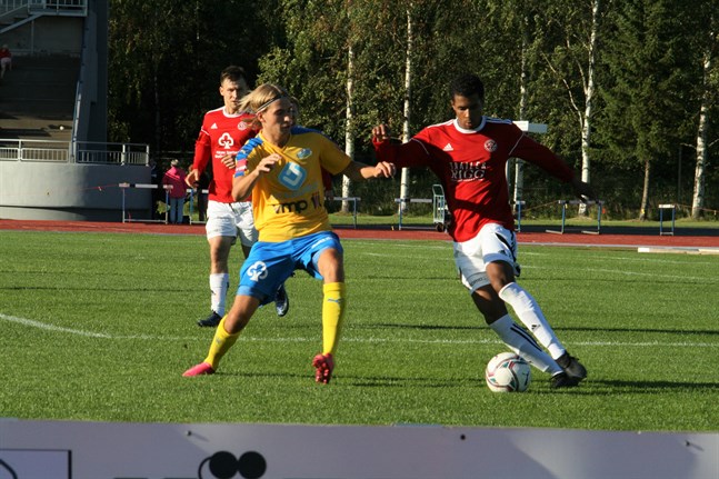 Kraft får ett välkommet tillskott när anfallaren Oskar Ivars ansluter på söndag. Här i en närkamp med I Kaskö IK:s back Jacob Otieno i ett derby för två år sedan.