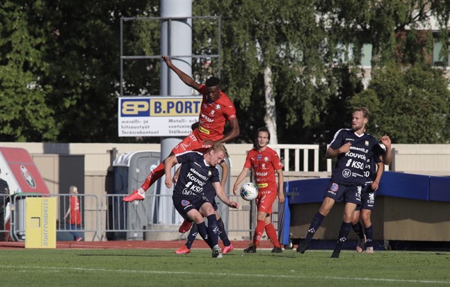 Stanley Amuzie & Co i Jaros försvar lyckades inte hålla nollan mot MyPa. Bilden är från hemmamatchen den 26 juli.