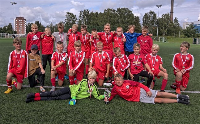 Guldlaget och delar av silverlaget. Övre raden från vänster: Jonah Lönnqvist, Max Gäddnäs, Alexander Ray, Walter Östman, Wilmer Laitinen, Santeri Koivumäki, Lennart Sjölund, Joel Asplund, Casper Häggblom och Theo Stenman. Undre raden från vänster: Liam Kronholm, Knut Isomaa, Nico Koivukangas, Kevin Westerlund, Konrad Sacklén, Hugo Karlström, Leo Boström, Simon Ekman och Melker Eklund. Liggande från vänster: Noah Ekman och Carl-Axel Sundberg.
