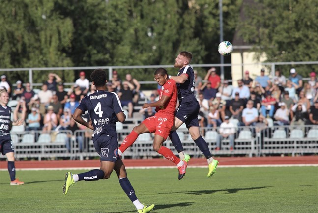 Jaros center Anthony Olusanya oroar MyPa-försvaret.