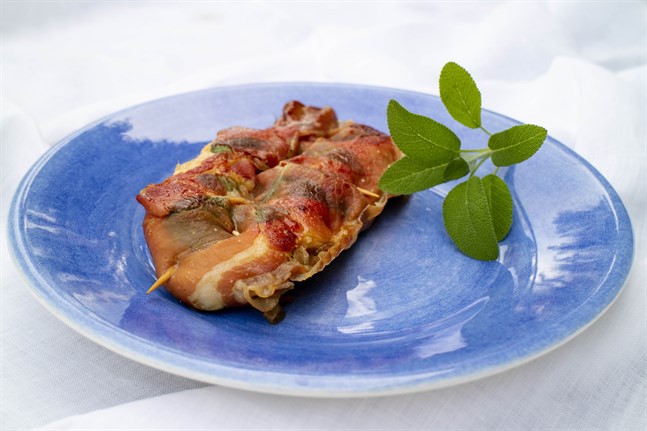 Prosciuttolindade kycklingfiléer med salvia är en variant av den populära italienska maträtten traditionellt gjord på kalv. Namnet Saltimbocca kommer från de italienska orden saltare (hoppa) och bocca (mun) och betyder grovt översatt “hoppa i min mun”.