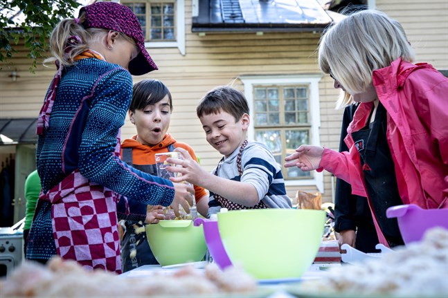 Efter att Viktor och Krum Nestorov tillsammans med Taica Wartiovaara (t.v) och Rebecka Backman (t.h) tvättat och skivat potatisen var det dags för ett vattenbad.