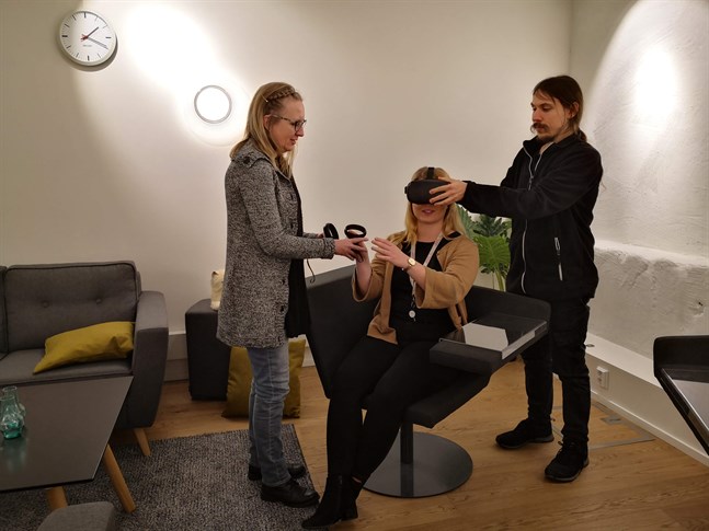 Studerande prövar på simulering via VR-glasögon i projektet Vasa Innocare.