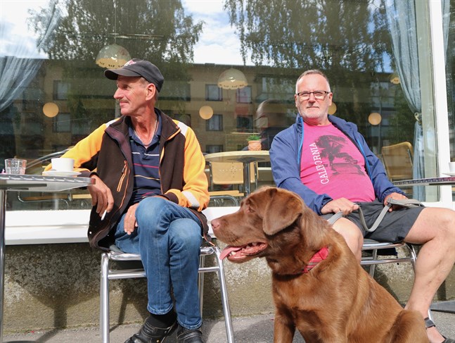 Johan Holm och Kenneth Isaksson har besökt Juthbackamarknaden så gott som varje år. Med på bild är hunden Trixie.