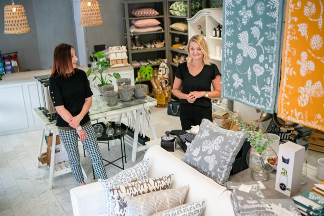 Mycket förberedande arbete att ta över affär samt starta nätbutik, konstaterar Jenny Stenvall-Nyfeldt och Lina Karlsson.