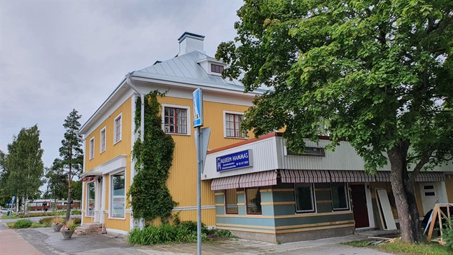 Tillbyggnaden, där den nya mottagningen för specialtandtekniker ska verka i Björkmans hus, renoveras som bäst både in- och utvändigt.