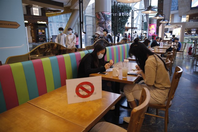 Nu är det slutätet på Hongkongs restauranger. Efter ökade smittsiffror får stadsborna nöja sig med avhämtning av mat. Arkivbild från mars.