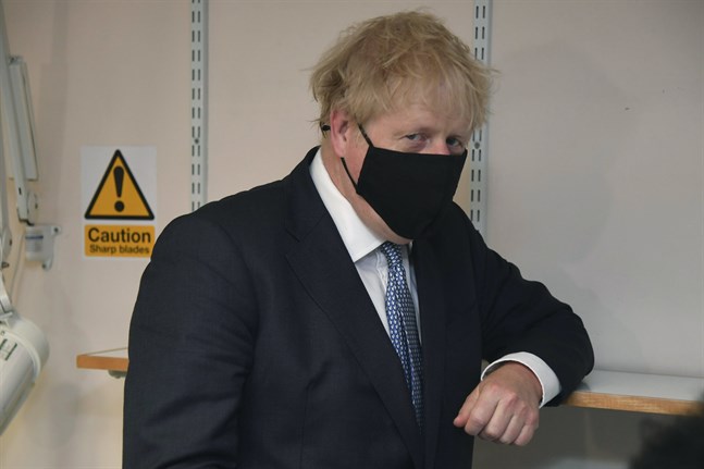 Storbritanniens premiärminister Boris Johnson iförd skyddsmask under ett sjukhusbesök i London 24 juli.