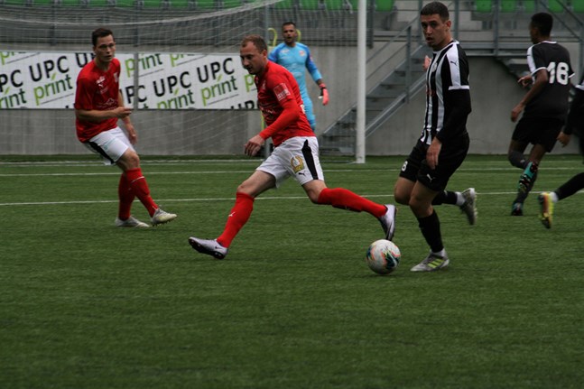VPS Akatemia hade boll och rullade stundtals ut Sporting på Elisastadion. Här är det Vasalagets Albion Sharani mot Sportings Ihor Indutniy.