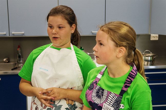 Jennifer Holmbäck och Lina Myrskog trivs i Botnia 4H:s matskola.