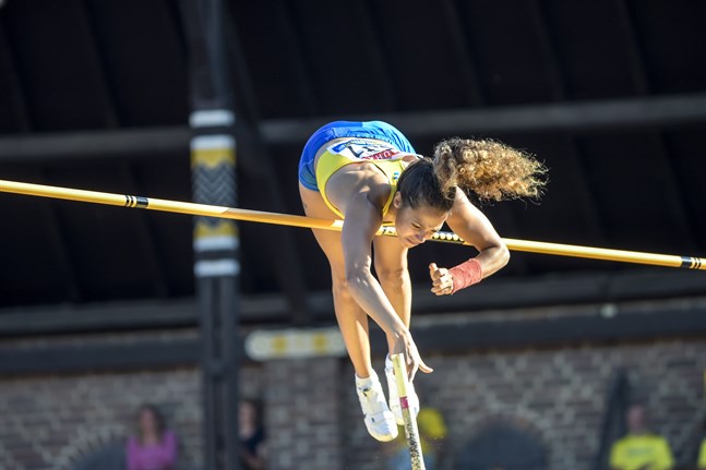 Stavhopparen Angelica Bengtsson i fjolårets Finnkamp på Stockholms stadion.