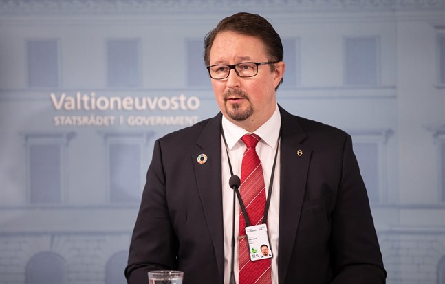 Mika Salminen, direktör för Institutet för hälsa och välfärd (THL), uppskattar att frågan om munskydd kan bli aktuell när en större del av befolkningen återvänder från semestern eller om smittläget ändras radikalt.