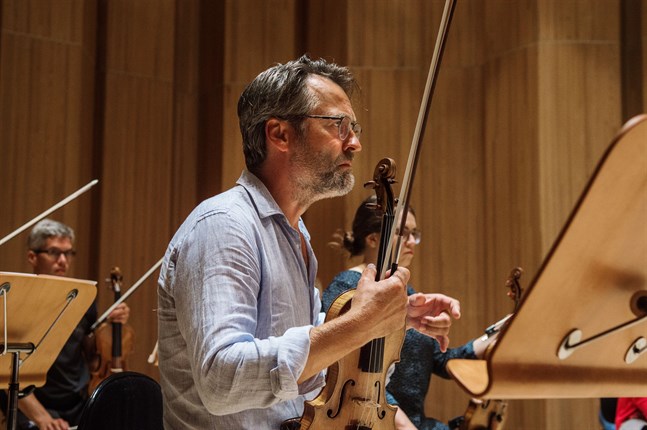 Dirigenten och violinisten Jan Söderblom anser det vara viktigt att man ordnar kulturevenemang också den här sommaren, inom ramarna för de gällande coronarestriktionerna.
