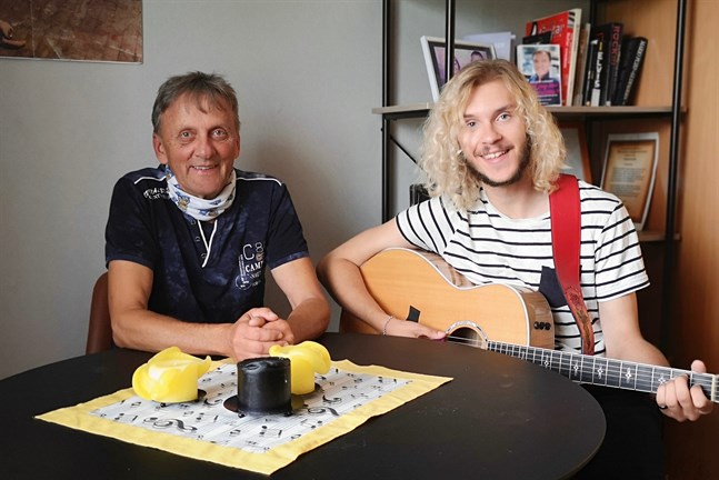 Leif-Ole Nygård med barnbarnet Philip Järvenpää. De brukar jamma tillsammans ibland.