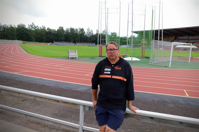 "Det ser inte muntert ut på vårt konto... eller på någon annan idrottsförenings konto", säger Tom Gullberg i Vasa Idrottssällskap. Coronakrisen utmanar idrottsföreningarnas ekonomi.
