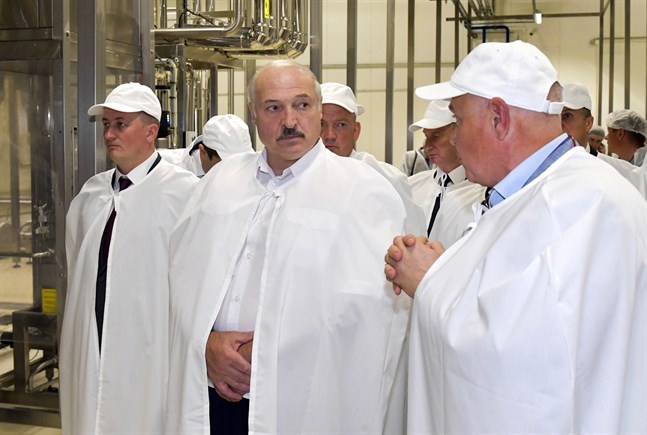 Belarus president Aleksandr Lukasjenko under ett besök vid en livsmedelsfabrik måndagen den 27 juli, dagen innan han medgav att han burit på coronasmittan.