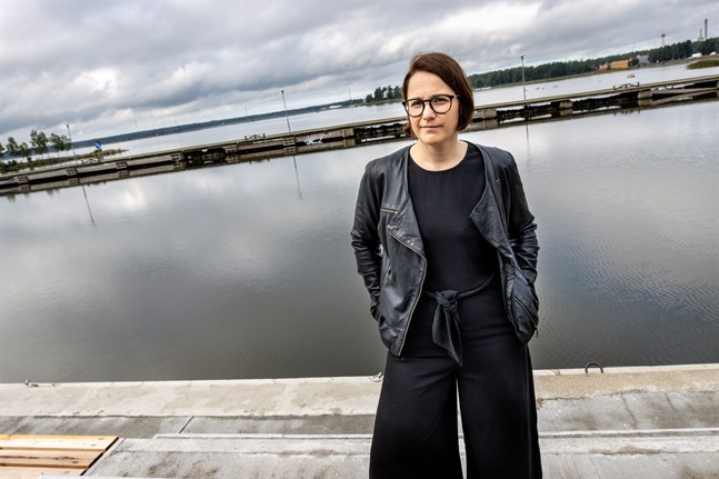 Anna Törnroos-Remes är forskardoktor i marinbiologi vid Åbo Akademi. Där är hon bland annat involverad i profilområdet "Havet", vars målsättning är att finna lösningar som möjliggör samexistensen av moderna samhällen och havet och som främjar hållbar tillväxt globalt.
