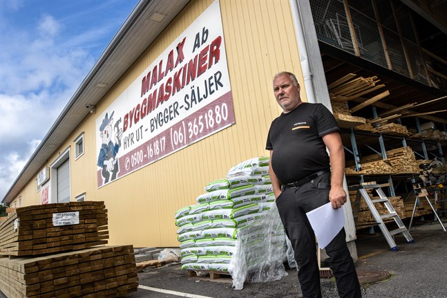 Benneth Holmgren, vd på Malax Byggmaskiner, vill gärna lyfta fram de anställda. Tack vare dem har företaget kunnat hantera den ökade omsättningen i vår.