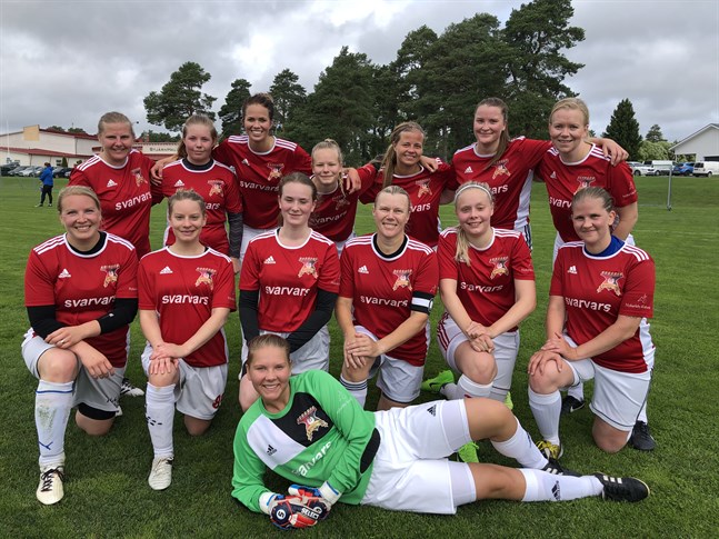 Munsala Uniteds lag i den historiska första hemmaturneringen.
Översta raden från vänster: Malin Elenius, Erica Karlström, Olivia Lill, Elin Wik, Gunilla Widberg, Karolina Junell och Linda Antus. Nedersta raden från vänster: Malin Nyvall, Mikaela West, Julia Storskrubb, Ann-Louise Palmunen-Sundqvist, Anna Granlund och Caroline Nyman. Målvakt: Jasmine Nyvall.
På bilden saknas: Sara Fredriksson och Jennifer Storrank