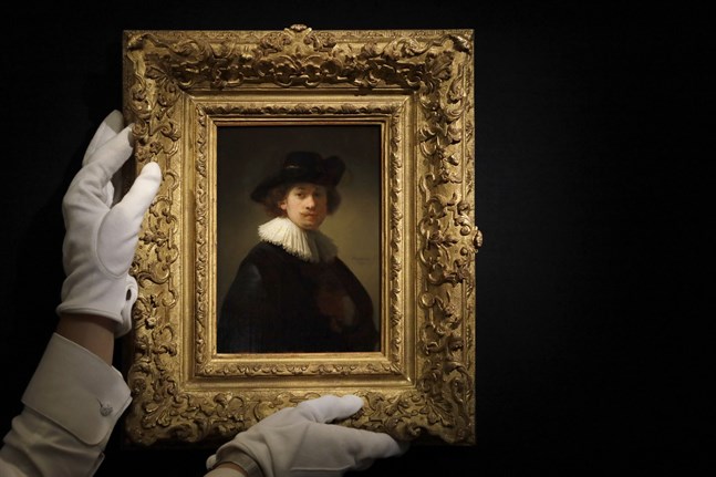 Konstnären Rembrandt Harmenszoon van Rijns "Självporträtt iklädd pipkrage och svart hatt" såldes dyrt på auktionshuset Sotheby's i London på tisdagen.